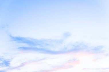 Mavi gökyüzü ve bulutlar ile sahne film için yer.