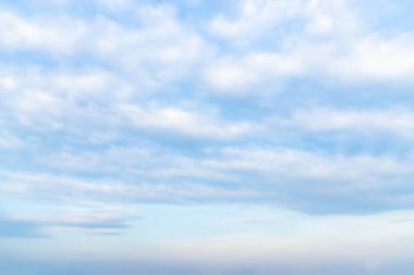 Güzel mavi gökyüzü ve beyaz bulutlar gibi ressamlar resim sergisi.