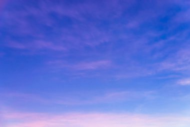 Güzel mavi gökyüzü ve beyaz bulutlar gibi ressamlar resim sergisi.