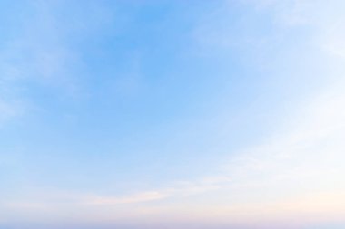 Güzel mavi gökyüzü ve beyaz bulutlar gibi ressamlar resim sergisi.