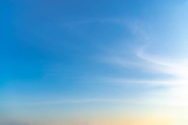 Güzel mavi gökyüzü ve beyaz bulutlar gibi ressamlar resim sergisi.