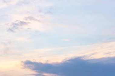 Güzel mavi gökyüzü ve beyaz bulutlar gibi ressamlar resim sergisi.