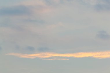 Güzel mavi gökyüzü ve beyaz bulutlar gibi ressamlar resim sergisi.