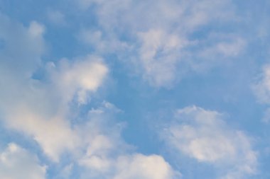 Güzel mavi gökyüzü ve beyaz bulutlar gibi ressamlar resim sergisi.