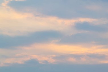 Güzel mavi gökyüzü ve beyaz bulutlar gibi ressamlar resim sergisi.