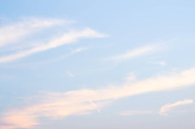 Güneş ışığı güzel yüzeyinde bulut gölgesi aracılığıyla parlar.