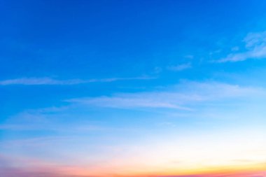 Güzel mavi gökyüzü ve beyaz bulutlar gibi ressamlar resim sergisi.