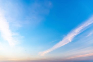 Güzel mavi gökyüzü ve beyaz bulutlar gibi ressamlar resim sergisi.