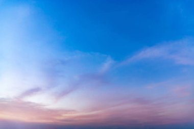 Güzel mavi gökyüzü ve beyaz bulutlar gibi ressamlar resim sergisi.