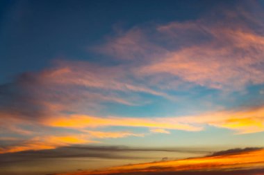 Güzel mavi gökyüzü ve beyaz bulutlar gibi ressamlar resim sergisi.