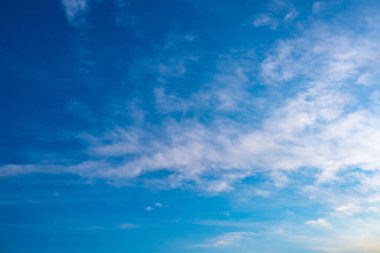 Güzel mavi gökyüzü ve beyaz bulutlar gibi ressamlar resim sergisi.