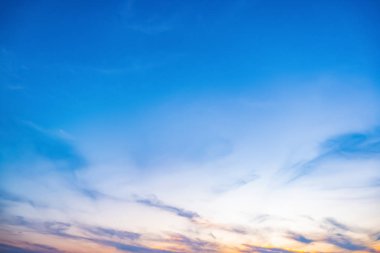 Güzel mavi gökyüzü ve beyaz bulutlar gibi ressamlar resim sergisi.