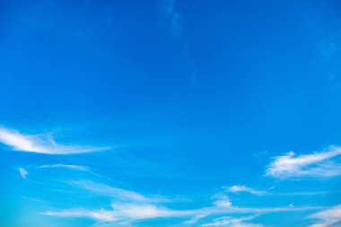 Güzel mavi gökyüzü ve beyaz bulutlar gibi ressamlar resim sergisi.