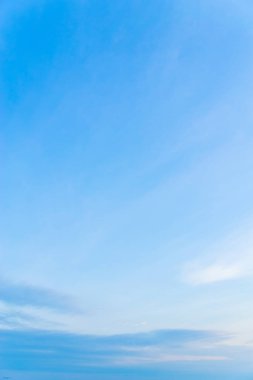 Güzel mavi gökyüzü ve beyaz bulutlar gibi ressamlar resim sergisi.