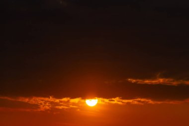 Güzel mavi gökyüzü ve beyaz bulutlar gibi ressamlar resim sergisi.