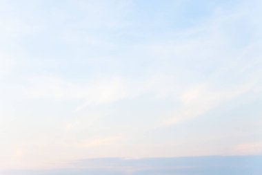 Güzel mavi gökyüzü ve beyaz bulutlar gibi ressamlar resim sergisi.