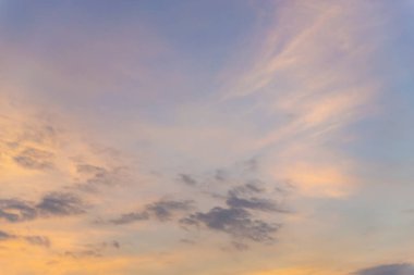 Güzel mavi gökyüzü ve beyaz bulutlar gibi ressamlar resim sergisi.