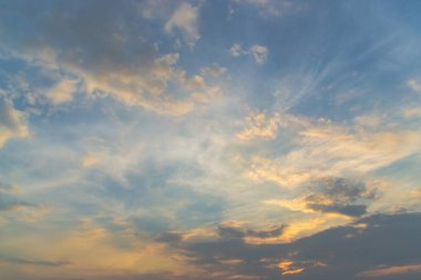 Güzel mavi gökyüzü ve beyaz bulutlar gibi ressamlar resim sergisi.