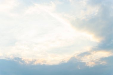 Güzel mavi gökyüzü ve beyaz bulutlar gibi ressamlar resim sergisi.