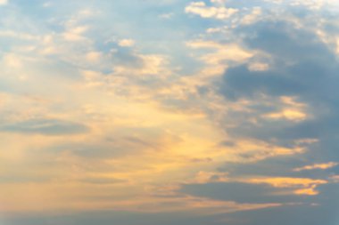 Güzel mavi gökyüzü ve beyaz bulutlar gibi ressamlar resim sergisi.