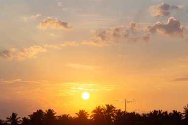 Güzel mavi gökyüzü ve beyaz bulutlar gibi ressamlar resim sergisi.