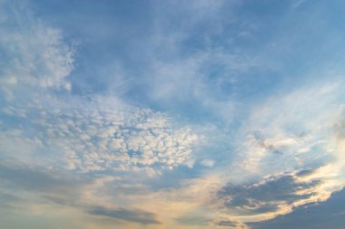 Gökyüzü her gün ve hissediyorum mutlu yolculuk.