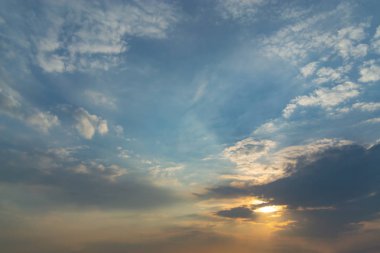  Bulutlar havada birçok şekli Dönüştür.