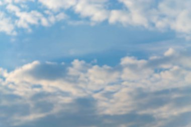  Bulutlar havada birçok şekli Dönüştür.