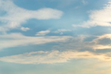  Bulutlar havada birçok şekli Dönüştür.