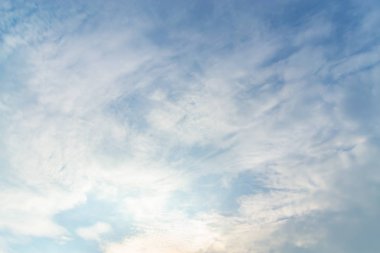  Bulutlar havada birçok şekli Dönüştür.