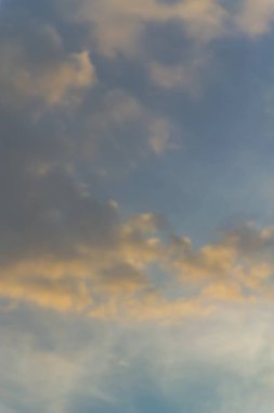  Bulutlar havada birçok şekli Dönüştür.