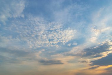  Bulutlar havada birçok şekli Dönüştür.