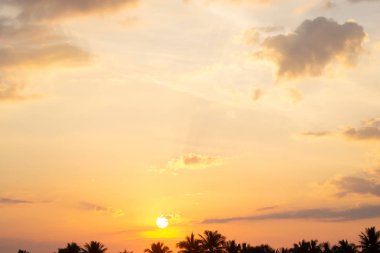 Gökyüzü güneşli bir günde gökyüzünde yüzen.