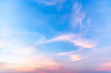 Bulutlar şekil ve hareketi değiştirecek şekilde şekillenir..