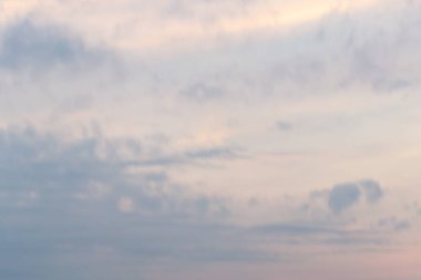 Bulutlar şekil ve hareketi değiştirecek şekilde şekillenir..