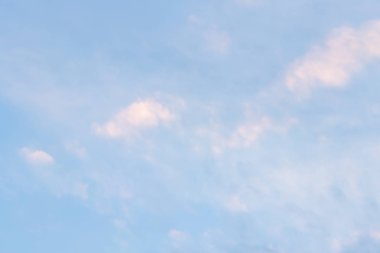 Bulutlar şekil ve hareketi değiştirecek şekilde şekillenir..