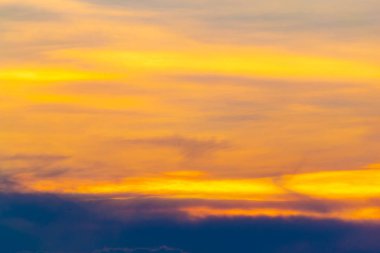 Gökyüzü görmek gün renkleri dolu ki, bu bir mucize..