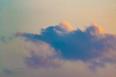 Gökyüzü görmek gün renkleri dolu ki, bu bir mucize..