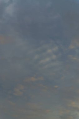 Bulutlar şekil ve hareketi değiştirecek şekilde şekillenir..