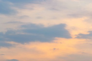 Bulutlar şekil ve hareketi değiştirecek şekilde şekillenir..