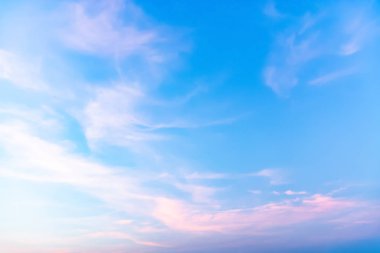 Bulutlar şekil ve hareketi değiştirecek şekilde şekillenir..