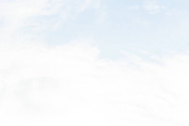 Bulutlar şekil ve hareketi değiştirecek şekilde şekillenir..