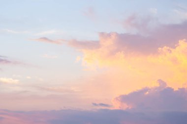 Güneş ışığı güzel yüzeyinde bulut gölgesi aracılığıyla parlar.