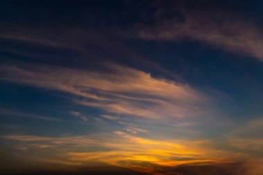 Bulutlar şekil ve hareketi değiştirecek şekilde şekillenir..