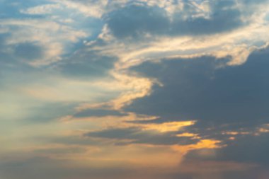 Bulutlar şekil ve hareketi değiştirecek şekilde şekillenir..