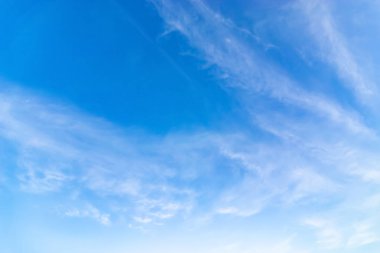 Bulutlar şekil ve hareketi değiştirecek şekilde şekillenir..