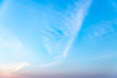 Bulutlar şekil ve hareketi değiştirecek şekilde şekillenir..