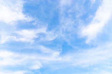 Bulutlar şekil ve hareketi değiştirecek şekilde şekillenir..