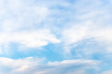 Bulutlar şekil ve hareketi değiştirecek şekilde şekillenir..