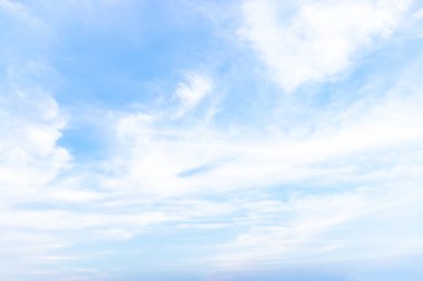 Bulutlar şekil ve hareketi değiştirecek şekilde şekillenir..